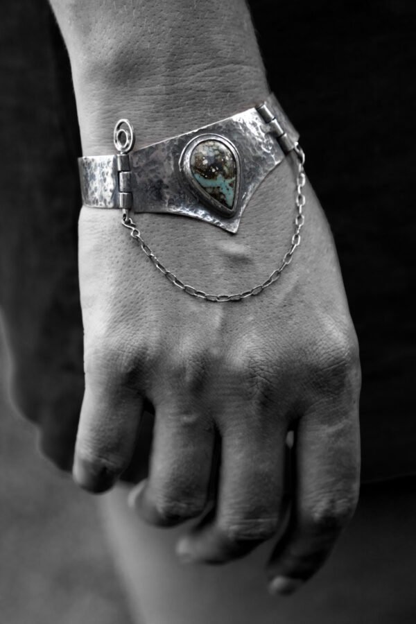 Shackle Cuff Hubei turquoise (pear)